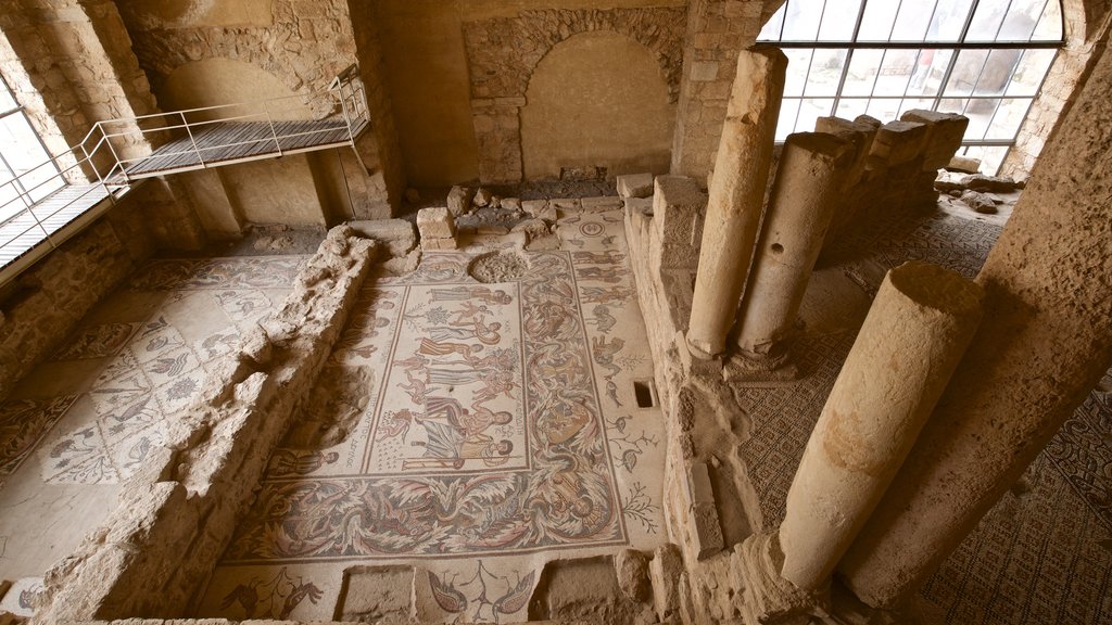 Parque arqueológico de Madaba mostrando una ruina y elementos patrimoniales