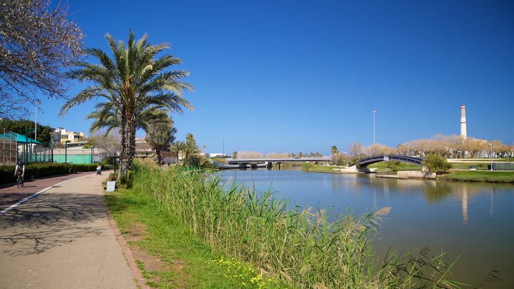 Parque Yarkon mostrando um rio ou córrego