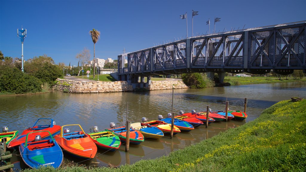 Parque Yarkon que incluye un río o arroyo y un puente