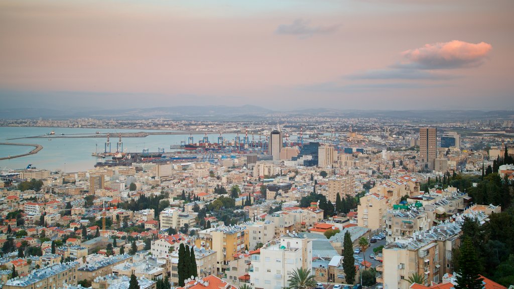 Jardín de esculturas ofreciendo una puesta de sol, una ciudad y vistas de paisajes