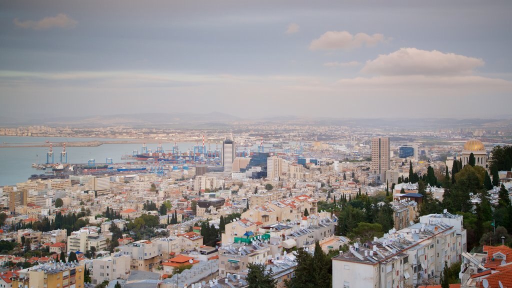 Jardín de esculturas que incluye una ciudad y vistas de paisajes