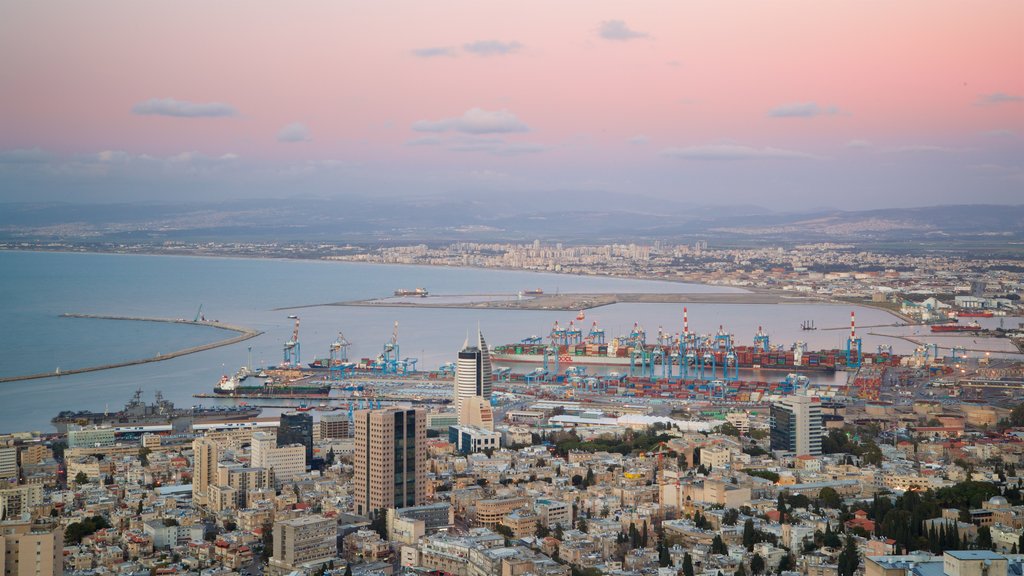 Puerto de Haifa mostrando vista panorámica, una ciudad y un atardecer