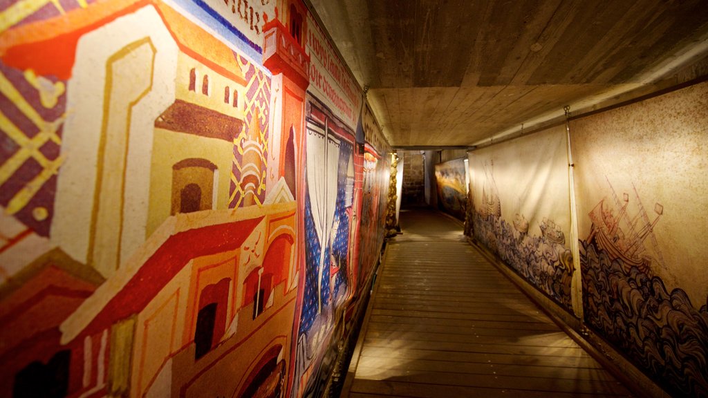 Túnel templario que incluye vistas interiores y arte