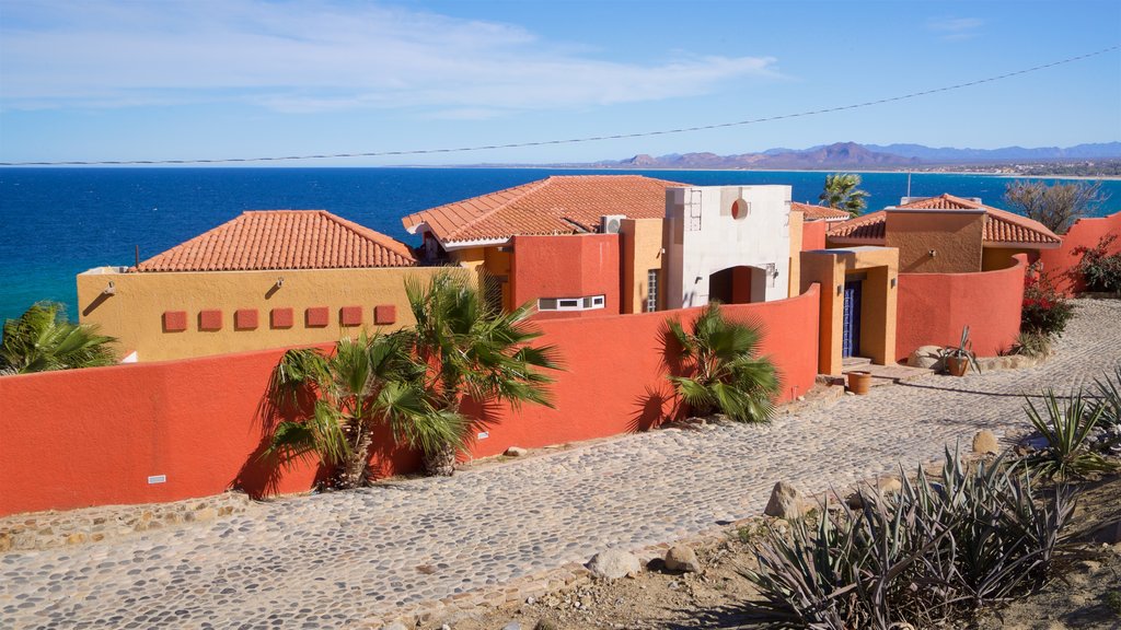 Los Barriles mostrando vistas generales de la costa y una pequeña ciudad o pueblo