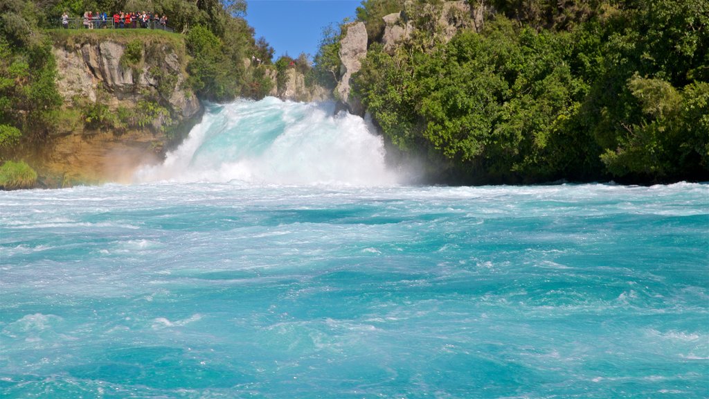 Cascade de Huka qui includes rapides et une rivière ou un ruisseau