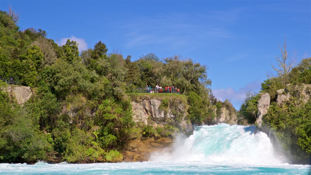 Huka Falls mostrando rápidos y un río o arroyo