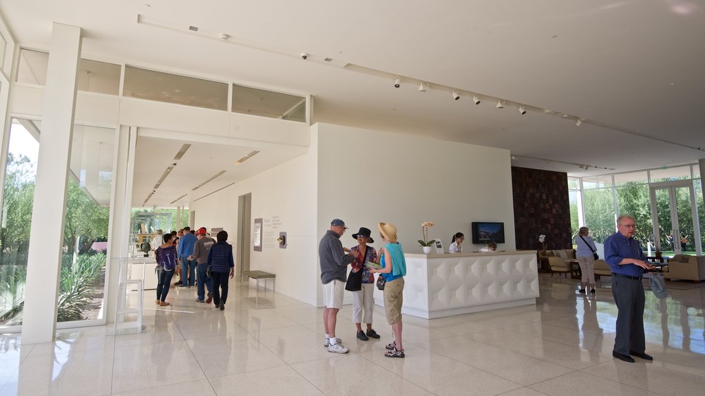 Centro Sunnylands y jardines que incluye vista interna y también un pequeño grupo de personas