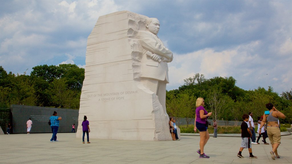 Martin Luther King Jr National Memorial featuring a monument as well as a family