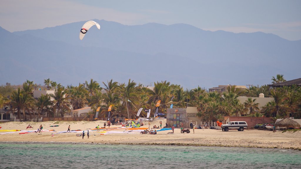 La Ventana ofreciendo una ciudad costera, una playa y vista general a la costa