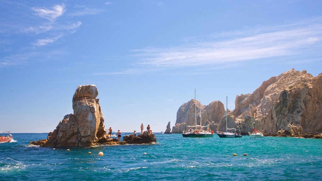 Bahía de San Lucas mostrando vistas generales de la costa y costa escarpada y también un pequeño grupo de personas