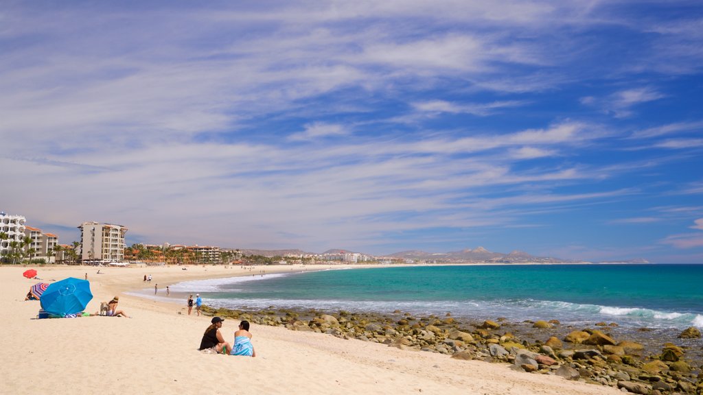 Plaza Costa Azul mostrando una playa de arena y vistas generales de la costa y también una pareja