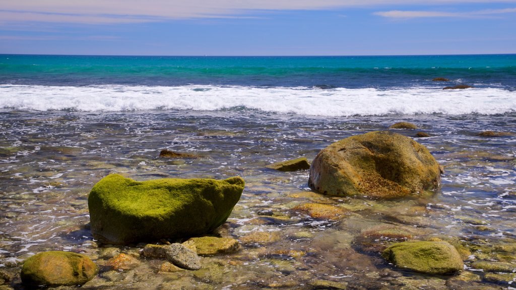 Praia da Costa Azul que inclui paisagens litorâneas