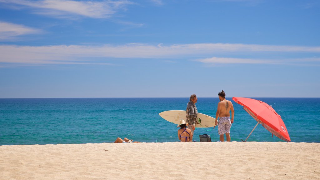 Praia da Costa Azul mostrando paisagens litorâneas e uma praia assim como um pequeno grupo de pessoas