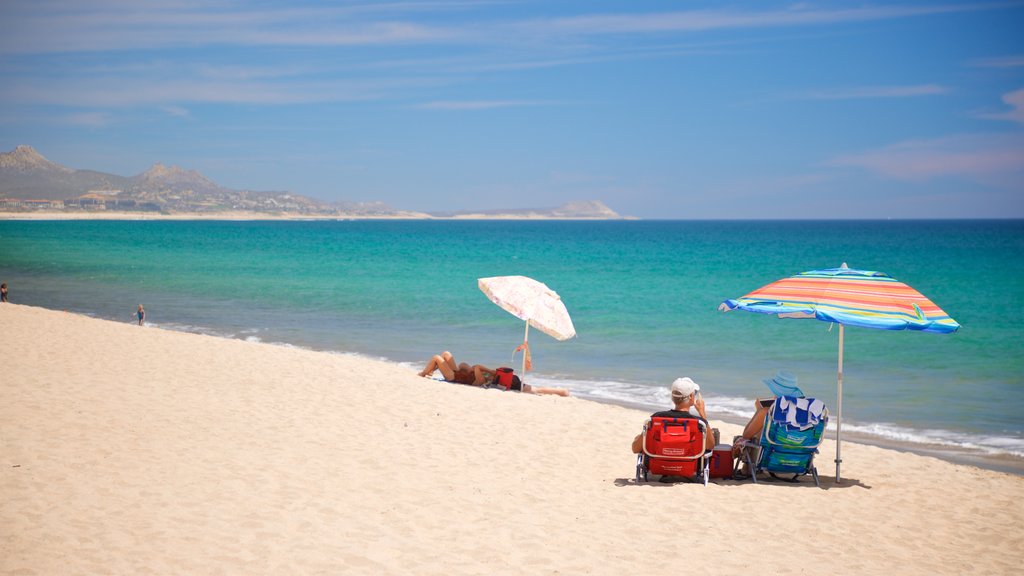 Plaza Costa Azul ofreciendo una playa de arena y vista general a la costa y también una pareja