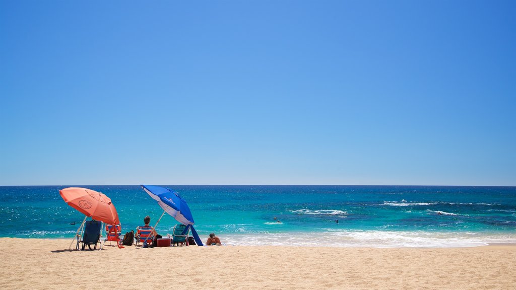 Plage de Las Viudas qui includes une plage de sable et paysages côtiers aussi bien que un petit groupe de personnes