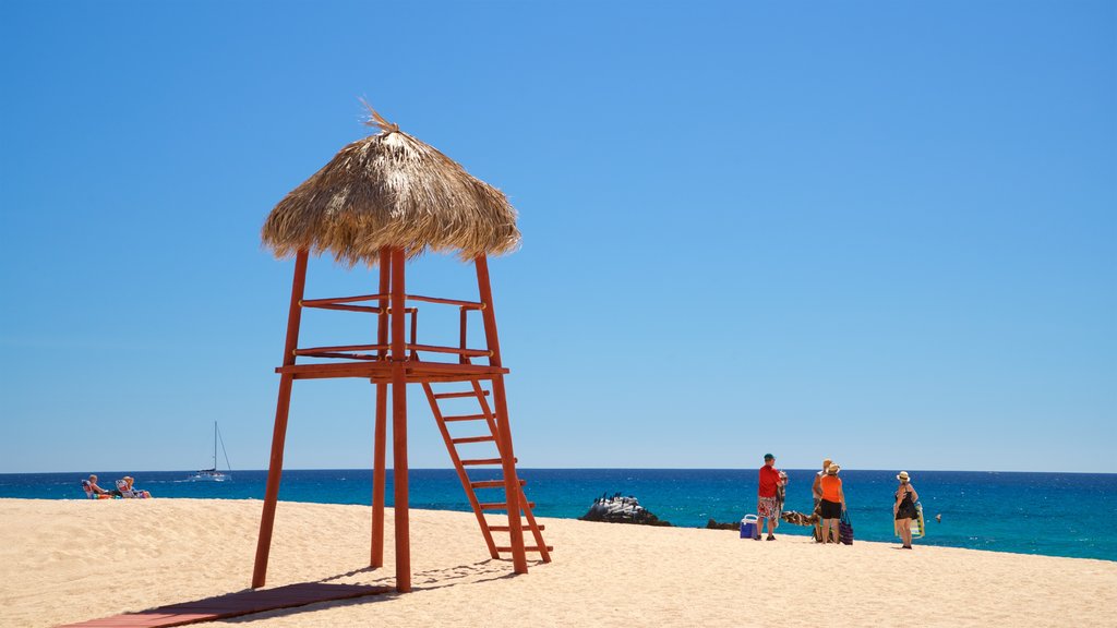 Playa Las Viudas que inclui paisagens litorâneas e uma praia de areia assim como um pequeno grupo de pessoas