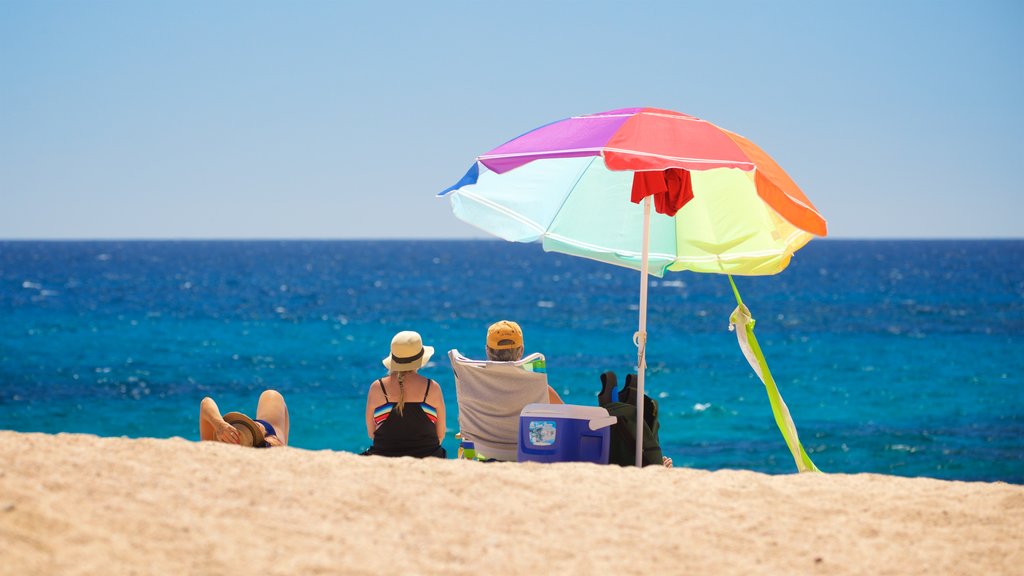 Playa Las Viudas que inclui paisagens litorâneas e uma praia de areia assim como um pequeno grupo de pessoas