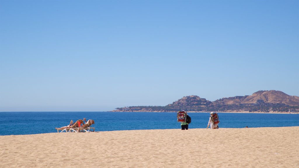 Playa Hotelera caracterizando paisagens litorâneas e uma praia assim como um pequeno grupo de pessoas