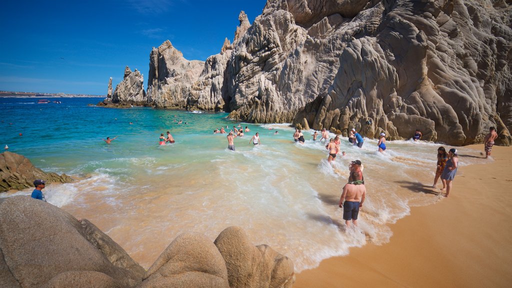 Plage Lovers Beach montrant nage, paysages côtiers et rochers au bord de la mer