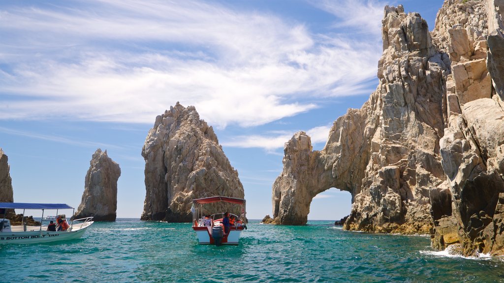 L\'Arche de Cabo San Lucas mettant en vedette bateau, rochers au bord de la mer et paysages côtiers