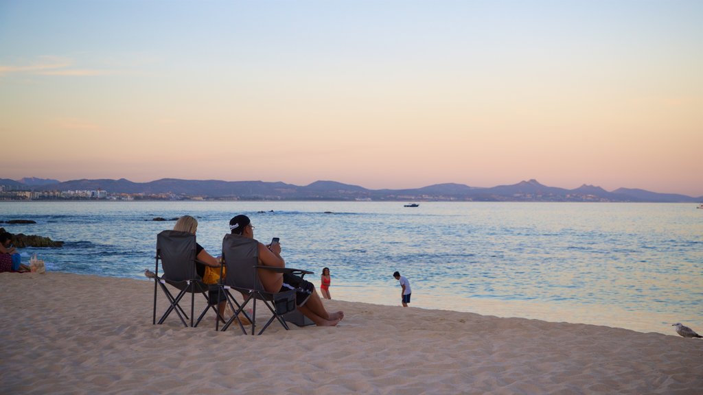 Playa Palmilla que incluye vistas generales de la costa, una puesta de sol y una playa de arena