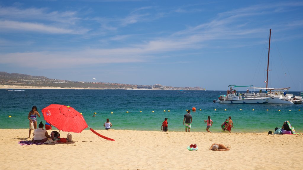 Playa de Cannery caracterizando uma praia de areia e paisagens litorâneas assim como um pequeno grupo de pessoas