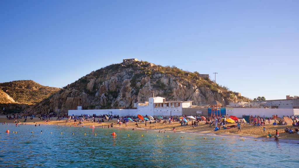 Playa de Cannery mostrando uma cidade litorânea e paisagens litorâneas