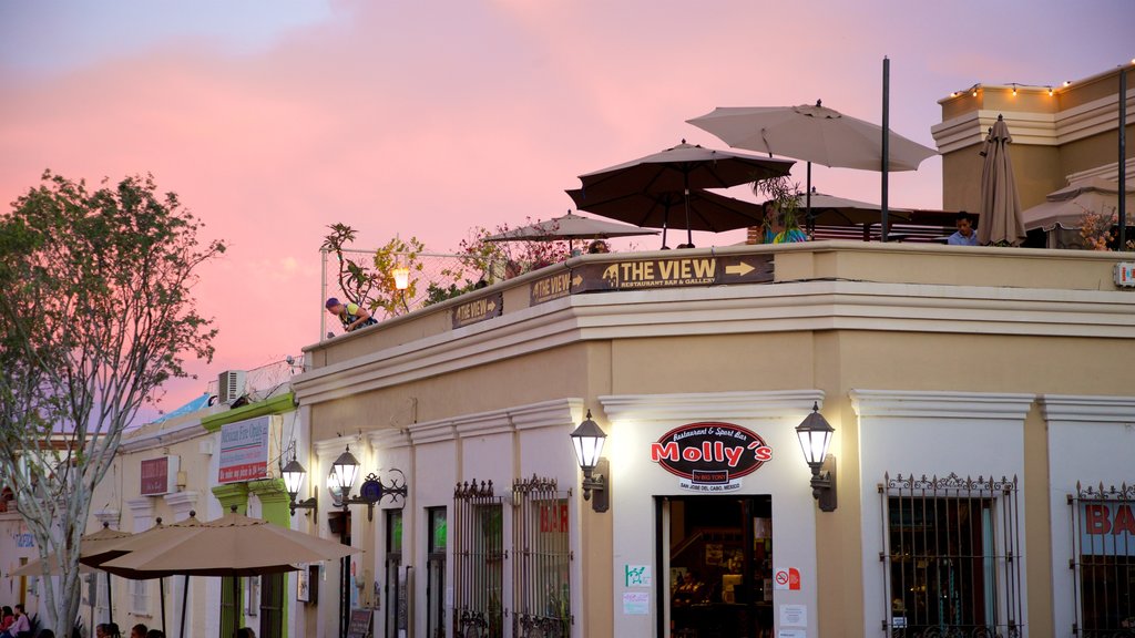 Plaza Mijares que inclui um pôr do sol