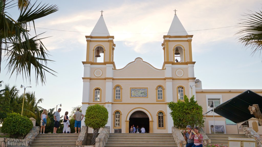 Plaza Mijares featuring a church or cathedral