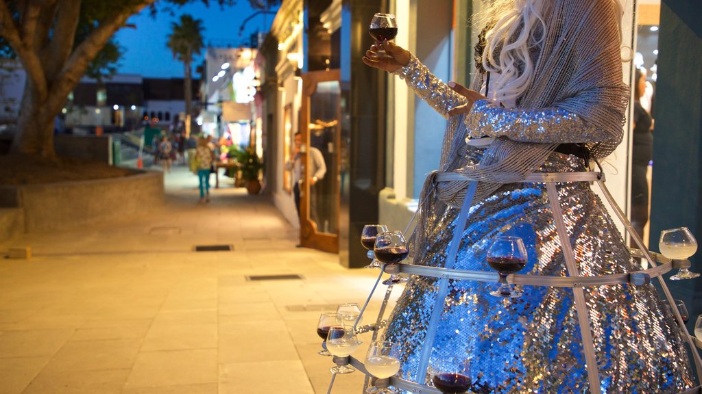 Plaza Mijares mostrando escenas nocturnas y refrescos o bebidas y también una mujer