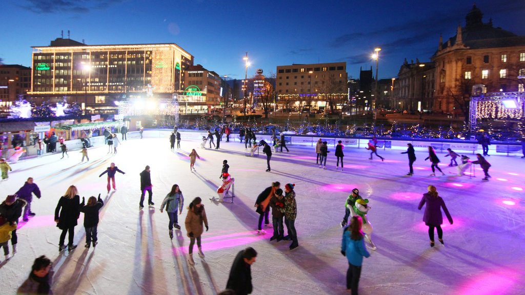 Karlsplatz - Stachus qui includes ville, scènes de nuit et patinage sur glace