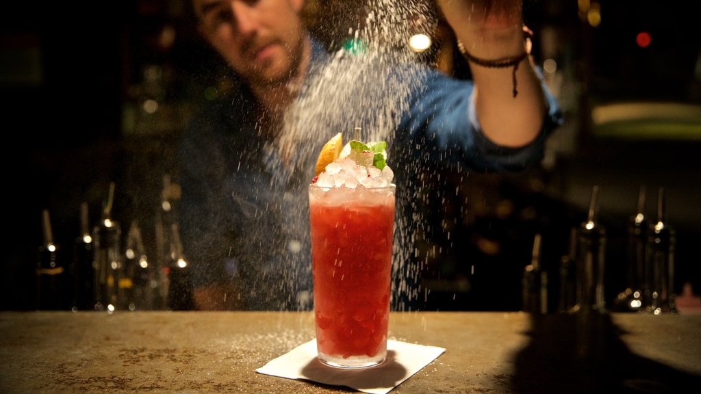 Adelaide caracterizando um bar assim como um homem sozinho