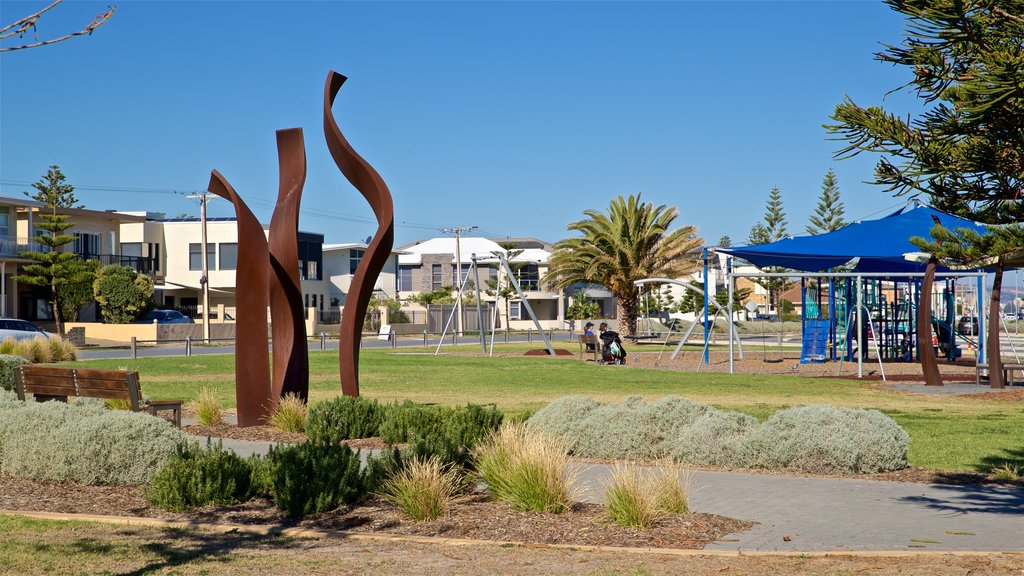 Playa West que incluye arte al aire libre, un parque infantil y un jardín