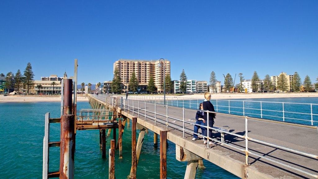 Malecón de Glenelg ofreciendo vistas de una costa