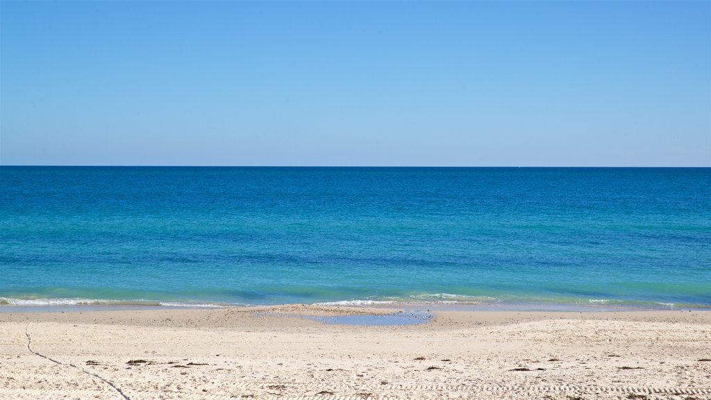 Playa West que incluye una playa de arena y vistas generales de la costa