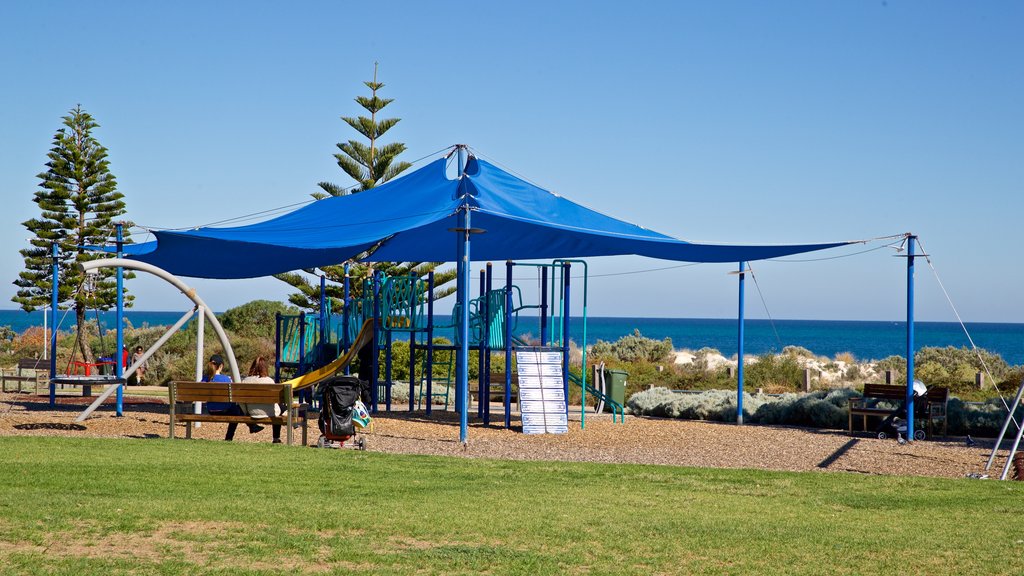 Playa West ofreciendo un parque infantil y un parque