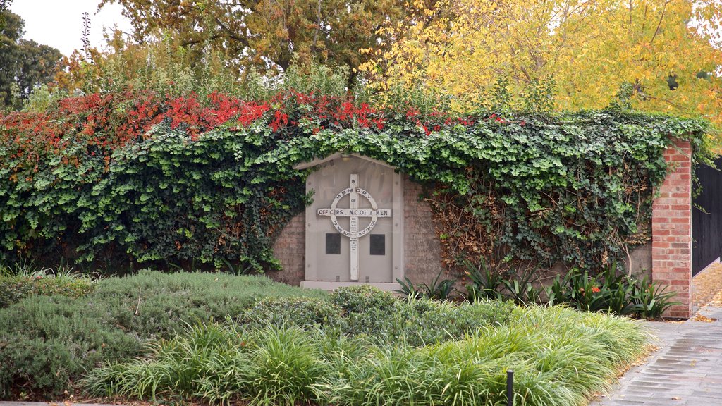 Adelaide War Memorial que incluye un parque, flores salvajes y elementos religiosos