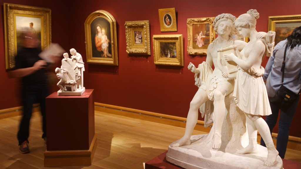 Museo de Arte Americano Charles Hosmer Morse que incluye arte, vista interna y una estatua o escultura