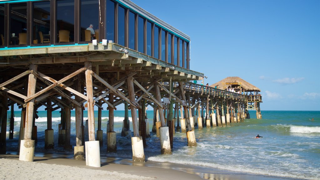 Cocoa Beach Pier mostrando vistas generales de la costa y una playa de arena