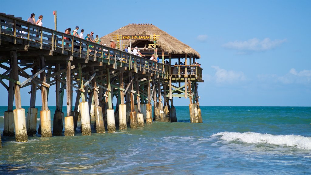 Cocoa Beach Pier som omfatter udsigt over kystområde