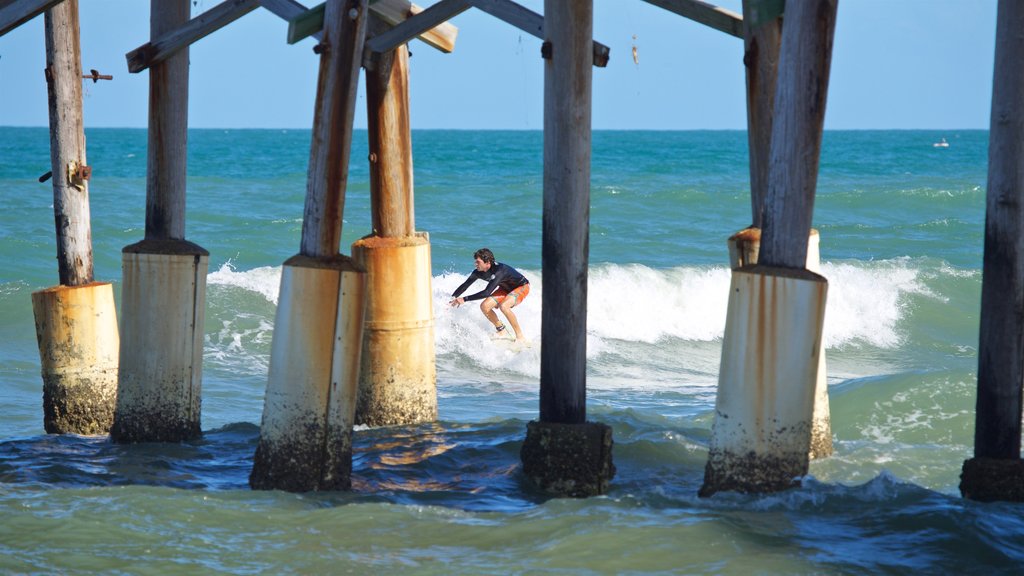 Cocoa Beach Pier que incluye surf, olas y vista general a la costa