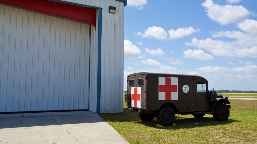 Valiant Air Command Warbird Museum presenterar millitärobjekt