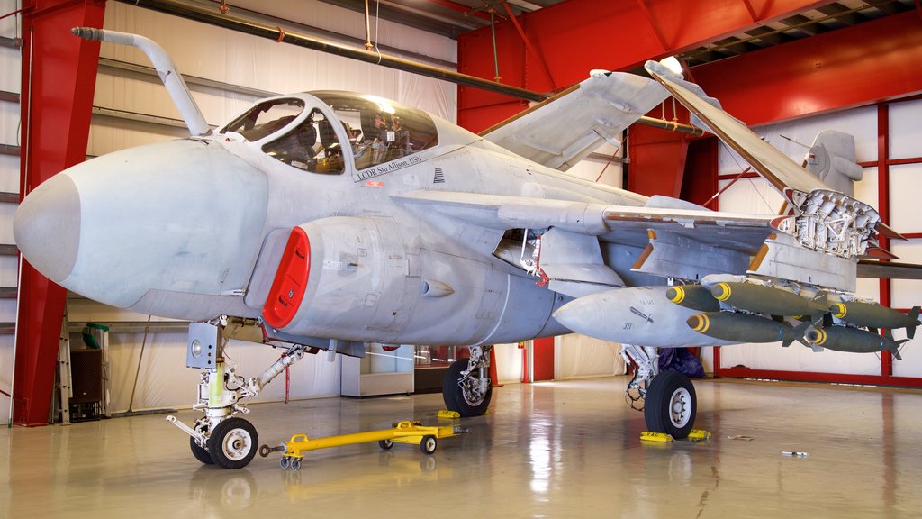 Valiant Air Command Warbird Museum mostrando vista interna y artículos militares