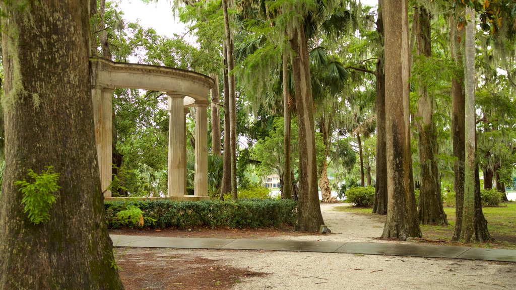 Kraft Azalea Gardens showing a park