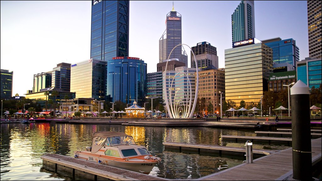 Elizabeth Quay som omfatter en bugt eller havn, udendørs kunst og en by