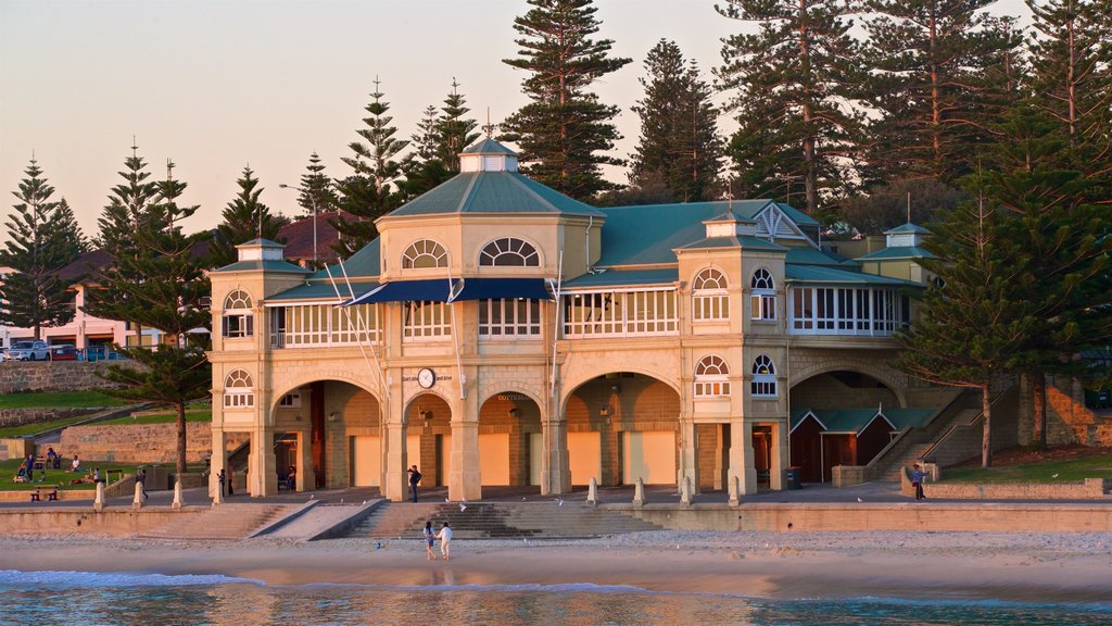 Cottesloe Beach que inclui uma praia, um pôr do sol e uma cidade litorânea