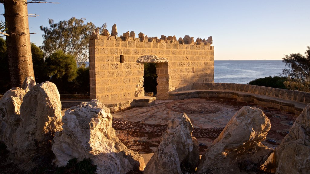 Cottesloe Beach som visar en ruin och kustutsikter