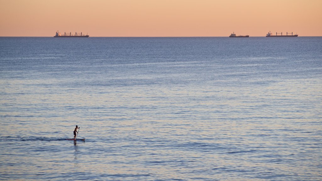 Cottesloe Beach som visar kajak eller kanot, kustutsikter och en solnedgång