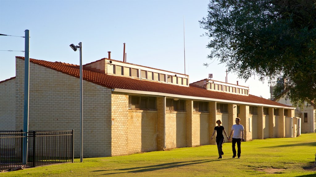 Langley Park ofreciendo un parque y también una pareja