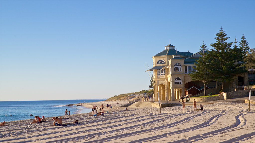 Cottesloe Beach caracterizando uma casa, uma praia de areia e paisagens litorâneas